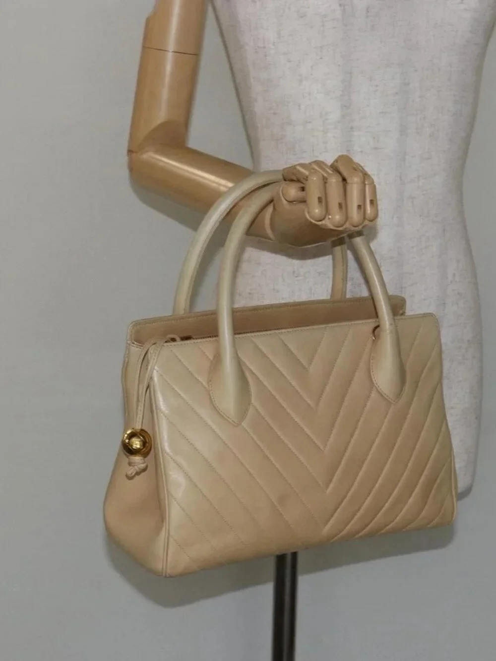 CHANEL V Stitch Hand Bag Lamb Skin Beige Gold CC Auth 128926